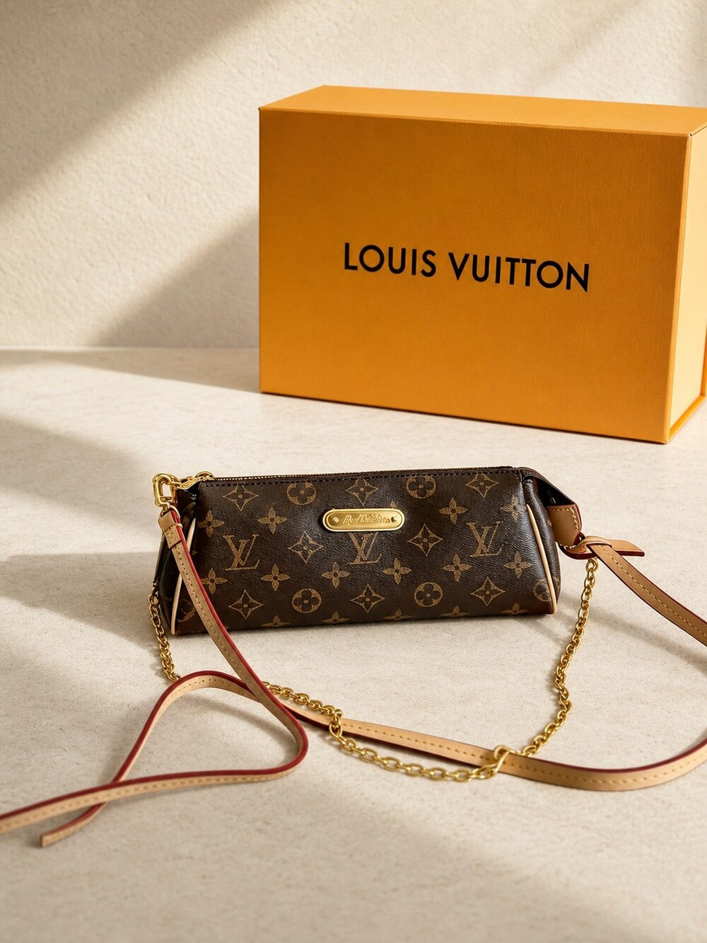 Louis Vuitton Gold Chain Eva Evening Clutch in Monogram Canvas - Picture 5 of 6